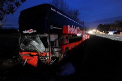 Autobus zderzył się z osobówką. Zginął kierowca