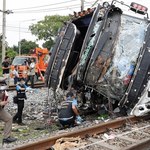 Autobus zderzył się z pociągiem w Tajlandii. 20 pasażerów nie żyje
