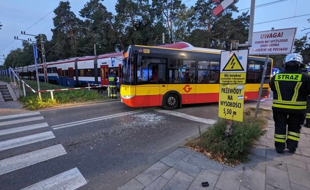 Autobus zderzył się z pociągiem Warszawskiej Kolei Dojazdowej. Są ranni