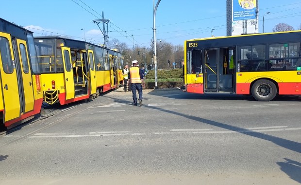 Autobus zderzył się z tramwajem w Warszawie. Są ogromne utrudnienia 