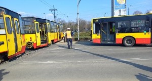 Autobus zderzył się z tramwajem w Warszawie. Są poszkodowani