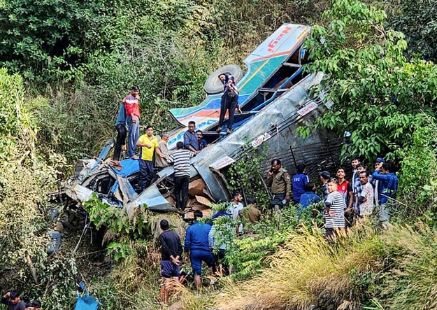 Autobusu, który wpadł do wąwozu w dystrykcie Almora w indyjskim stanie Uttarakhand /-/AFP/East News /East News