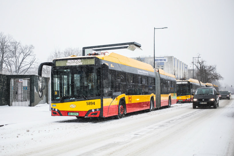 Autobusy elektryczne okazują się znacznie droższe w użytkowaniu od spalinowych, a także problematyczne zimą /Adam Burakowski /Reporter