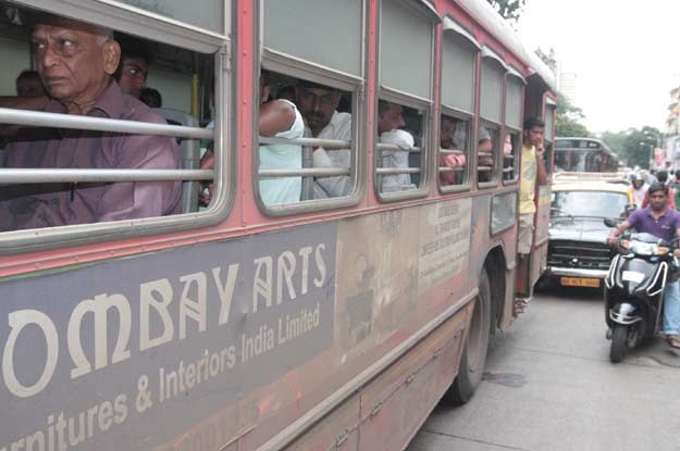 Autobusy są w Indiach bardzo zatłoczone /INTERIA.PL