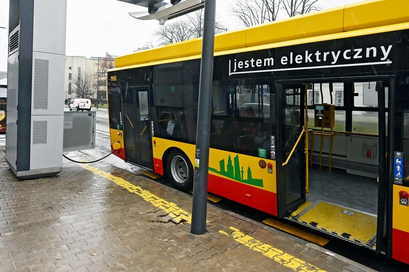 Autobusy Solaris Urbino 12 Electric można m.in. ładować przez wtyczkę /Wojtek Laski/East News /East News
