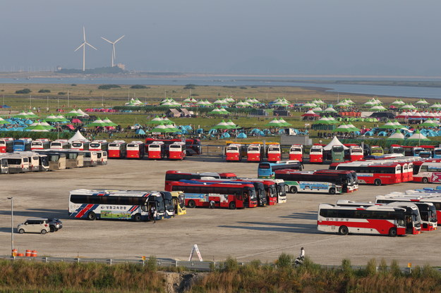 Autobusy w rejonie Saemangeum na wybrzeżu Morza Żółtego /LEE HYUN-WOO /PAP/EPA