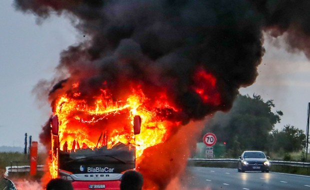 Autokar do Paryża stanął w płomieniach. Chwile grozy na autostradzie