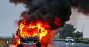 Autokar do Paryża stanął w płomieniach. Chwile grozy na autostradzie