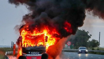Autokar do Paryża stanął w płomieniach. Chwile grozy na autostradzie