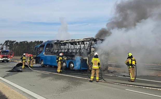 Autokar doszczętnie spłonął na A2. Podróżowali nim licealiści