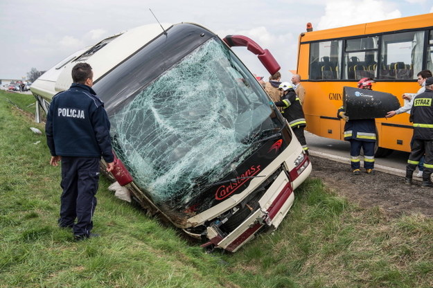 Autokar po wypadku na autostradzie A4 koło Legnicy /Maciej Kulczyński /PAP