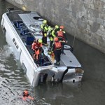 Autokar przebił balustradę i wpadł do rzeki. Są ranni