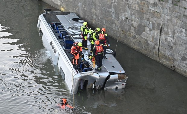 Autokar przebił balustradę i wpadł do rzeki. Są ranni