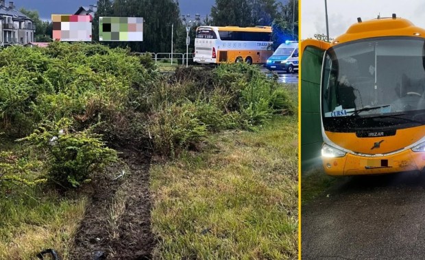 Autokar przejechał przez środek ronda. Kierowca ukarany