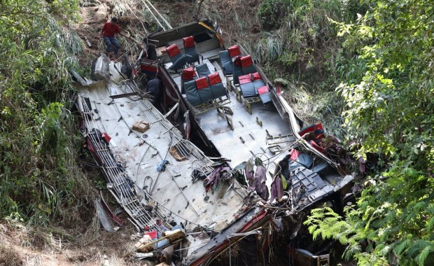 Autokar spadł z klifu. Zginęło ponad 20 osób