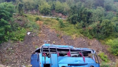 Autokar spadł ze skarpy. 16 osób nie żyje