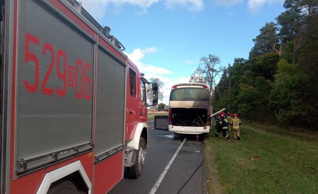 Autokar wiózł 35 pasażerów. W komorze silnika wybuchł pożar