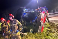 Autokar wpadł do rowu na A4