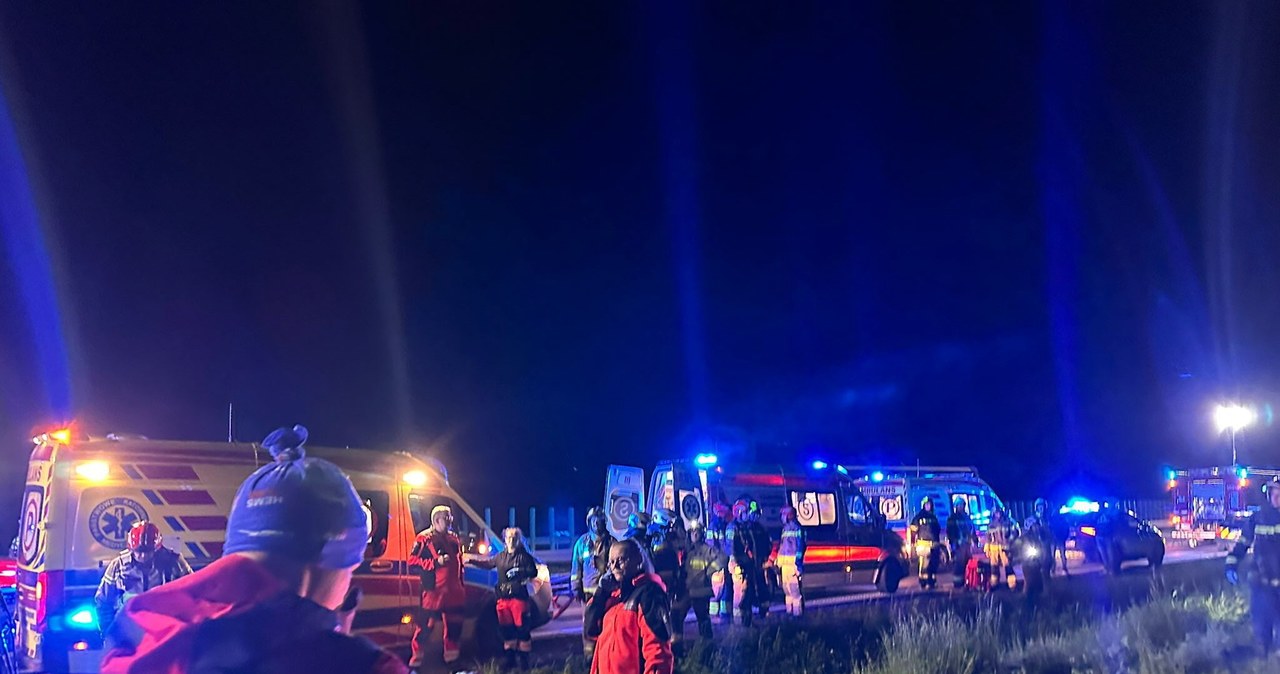 Autokar wpadł do rowu na A4