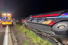 Autokar wpadł do rowu na A4