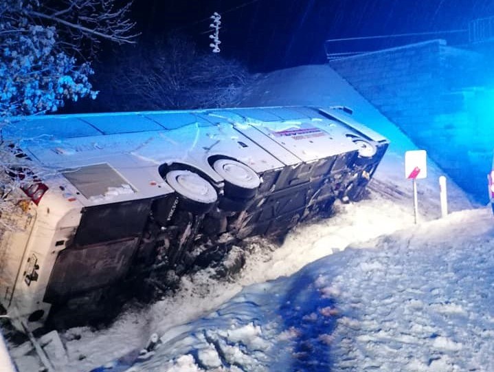 Autokar wpadł do rowu /Ochotnicza Straż Pożarna-Gmina Firlej /Facebook