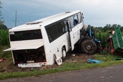 Autokar wycieczkowy zderzył się z ciągnikiem rolniczym