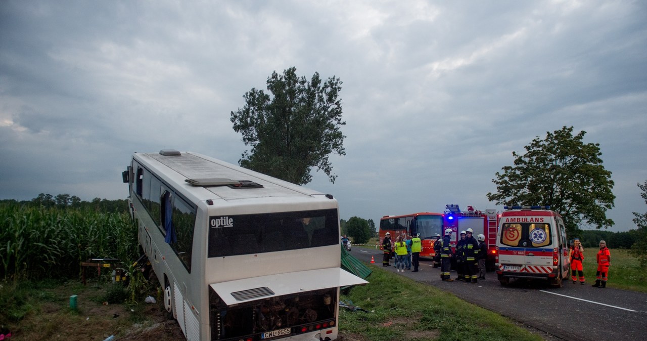 Autokar wycieczkowy zderzył się z ciągnikiem rolniczym