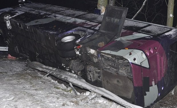 Autokar wypadł z drogi i uderzył w drzewo. Trzy osoby ranne