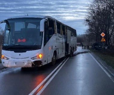 Autokar wypadł z drogi i uderzył w osobówkę. Przewoził kilkanaście osób