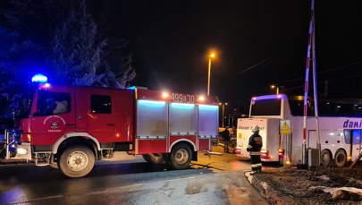 Autokar z dziećmi utknął na torowisku. Konieczna była interwencja strażaków