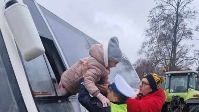 Autokar z dziećmi wpadł do rowu