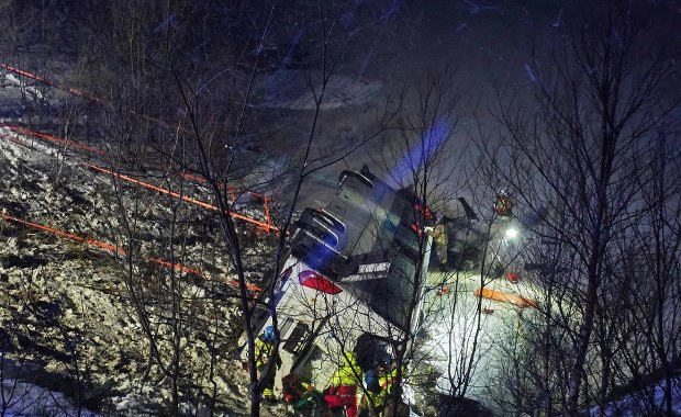 Autokar z turystami wpadł do jeziora. Akcja ratunkowa w śnieżycy