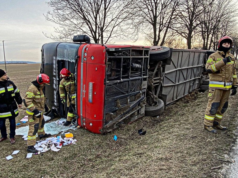 Autokar z ukraińskimi uchodźcami przewrócił się do rowu /fot. lubelska.policja.gov.pl /