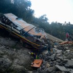 Autokar zjechał z trasy i stoczył się 300 metrów. Wiele ofiar