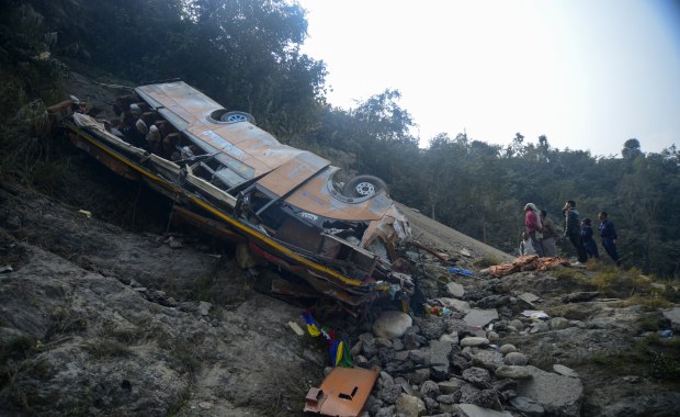 Autokar zjechał z trasy i stoczył się 300 metrów. Wiele ofiar