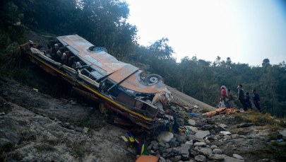 Autokar zjechał z trasy i stoczył się 300 metrów. Wiele ofiar