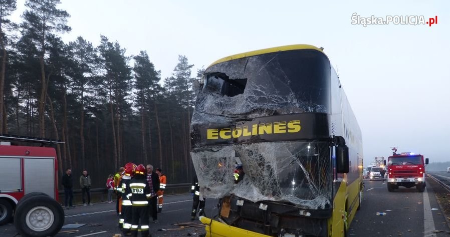 Autokar został mocno zniszczony, na szczęście nikomu nic się nie stało /Informacja prasowa