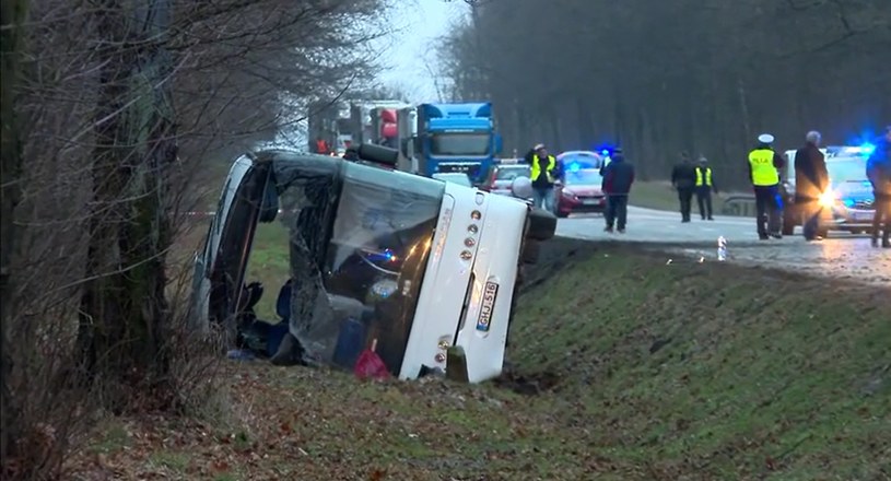 Autokarem, który wypadł z drogi na trasie Lublin-Zamość, podróżowały 44 osoby /Polsat News