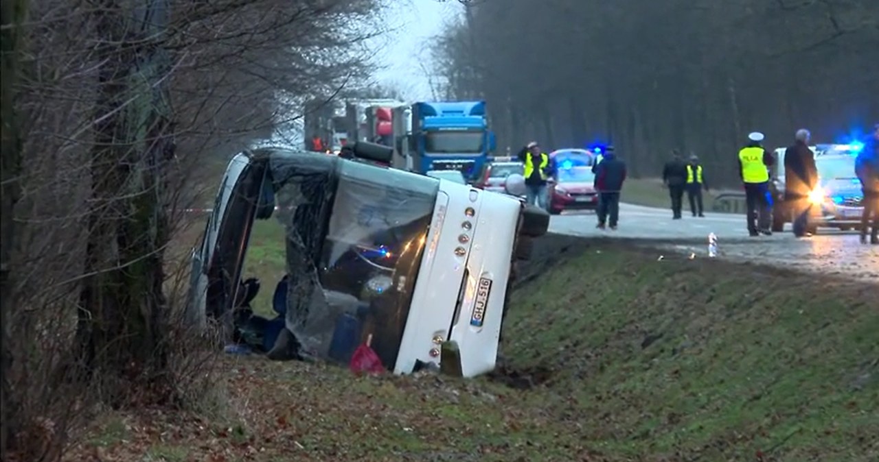 Autokarem, który wypadł z drogi na trasie Lublin-Zamość, podróżowały 44 osoby /Polsat News