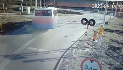 Autokarem wyłamał rogatki. 59-latek był najpewniej pod wpływem marihuany [WIDEO]