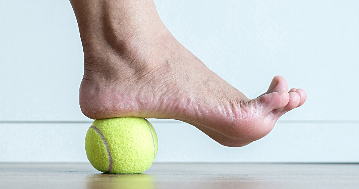 Automasaż pleców piłeczką tenisową to doskonały sposób na relaks przed snem /123RF/PICSEL