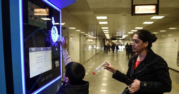 Automaty skupujące butelki plastikowe są na caływm świecie /AFP
