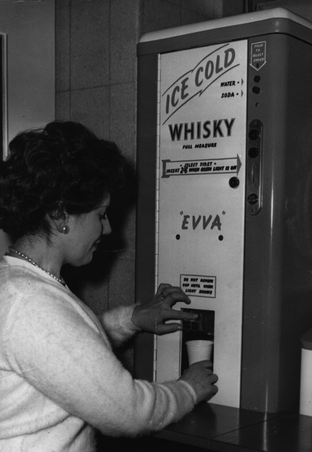Automaty z whisky wbrew pozorom wcale nie były w latach 60. codziennością... /materiały prasowe