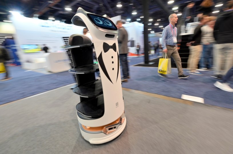 Automatyzacja i sztuczna inteligencja już prowadzą do likwidacji miejsc pracy. Na zdjęciu robot BellaBot /David Becker /AFP