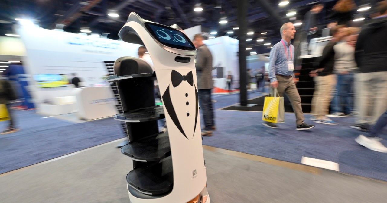 Automatyzacja i sztuczna inteligencja już prowadzą do likwidacji miejsc pracy. Na zdjęciu robot BellaBot /David Becker /AFP