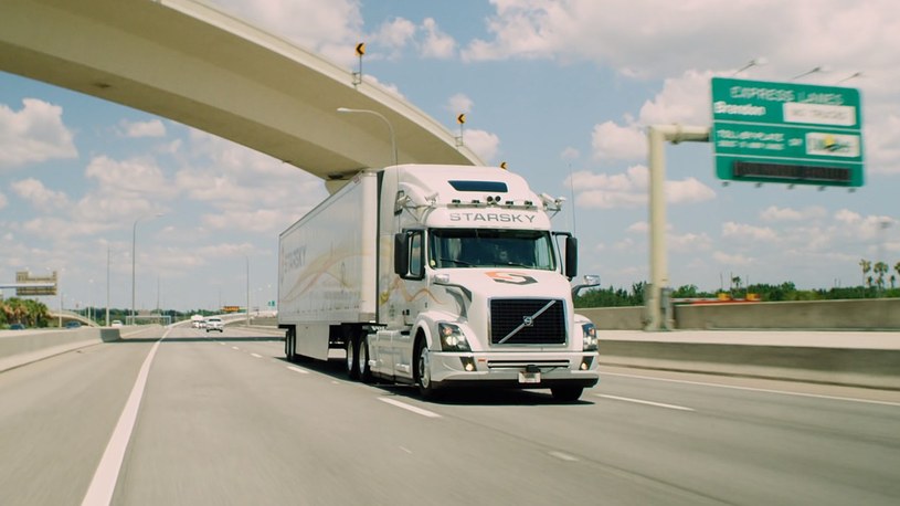 Autonomiczna ciężarówka bez kierowcy na pokładzie pędzi autostradą 90 km/h /Geekweek