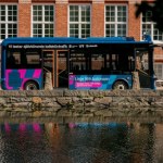 Autonomiczny autobus rozbity już pierwszego dnia. Starł się z tramwajem