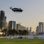 Autonomiczny latający samochód XPeng X2 na niebie nad Dubajem