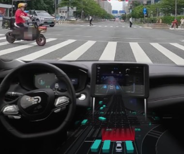 Autonomiczny samochód na zatłoczonych drogach w Chinach. Ten film robi wrażenie