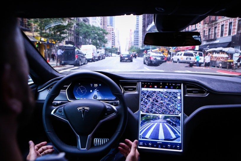 Autopilot teoretycznie może sam prowadzić samochód również w gęstym ruchu /Getty Images